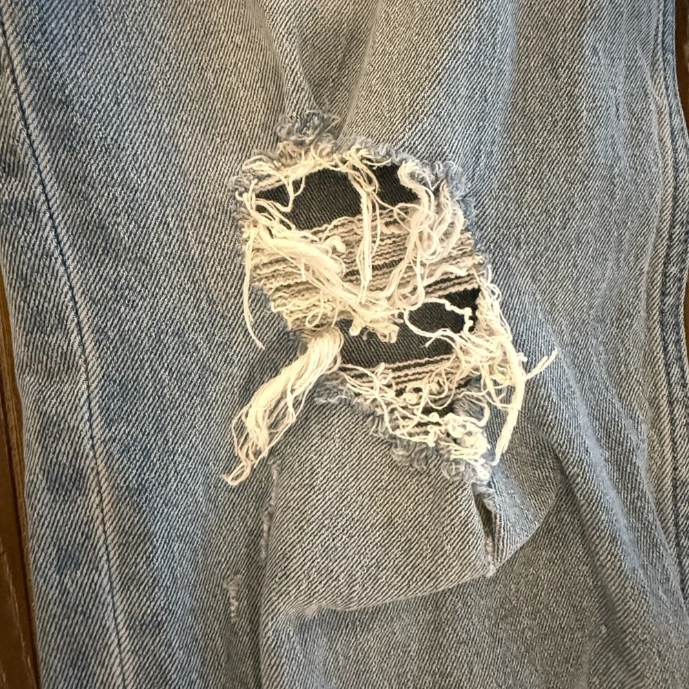 Old navy boyfriend loose distressed jeans - Picture 2 of 5